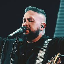 Imagem de Fernandinho ministrando em um show