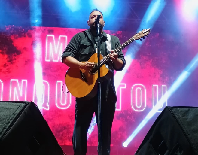 Ministração de Fernandinho em evento gospel